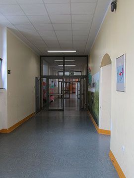 Flur des alten Gebäudeteils vor der Sanierung